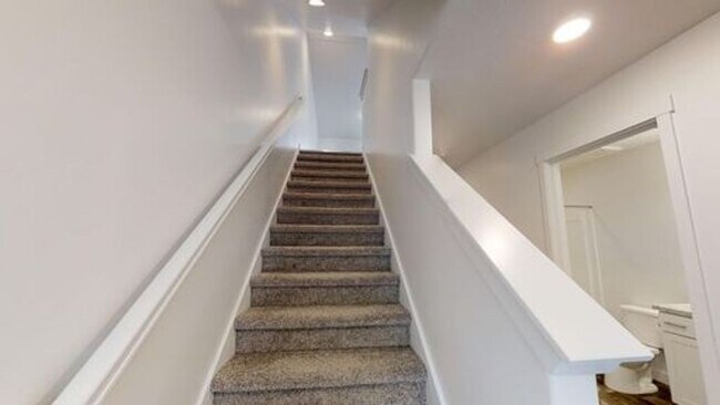 Building Photo - LUXURY TOWNHOME IN OREM!!!