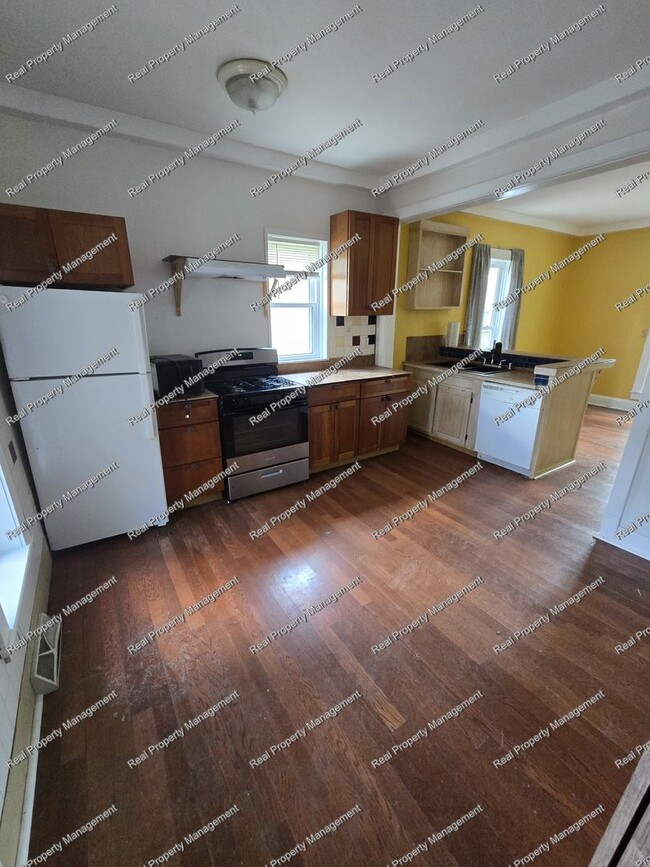Building Photo - Charming 4 Bedroom Home