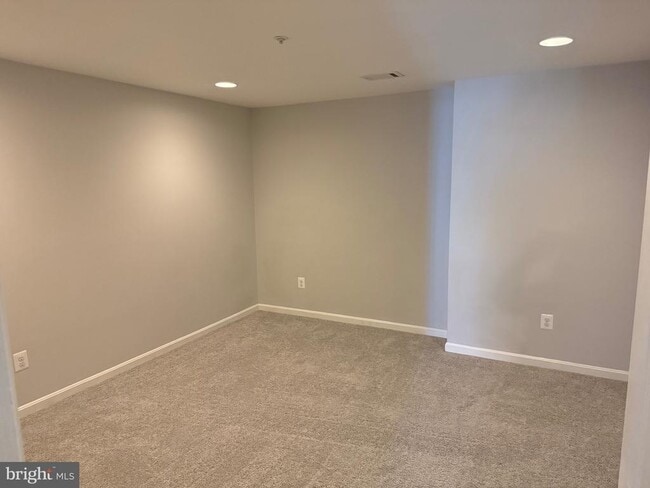 Building Photo - 539 Tschiffely Square Rd