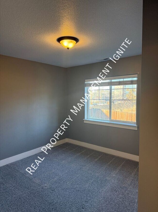 Building Photo - 1032 SE Leonel Ln