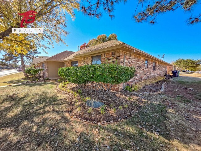 Building Photo - Spacious 3 bedroom, 2 bath single-family home in the desirable Lyrewood/Woodlake area of northwes...