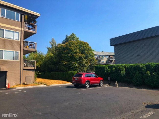 Building Photo - 10112 NE 68th St