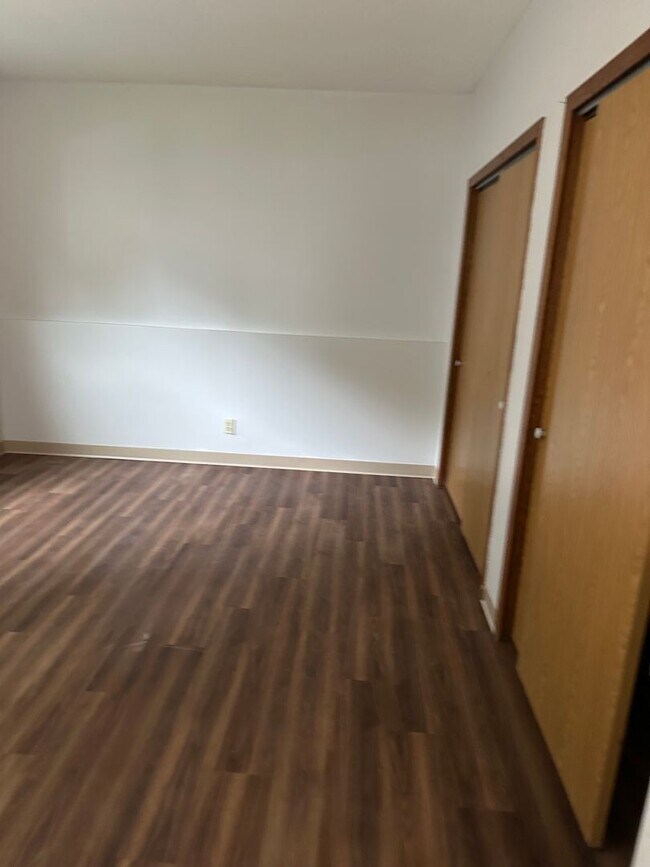 Building Photo - 1 bedroom 1 Bathroom Lower of Level Duplex...