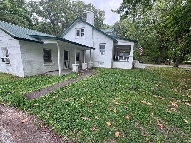 Building Photo - 922 S 27th St