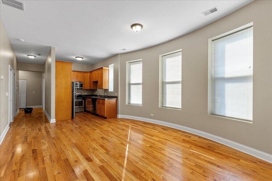 Building Photo - 3927 N Clarendon Ave
