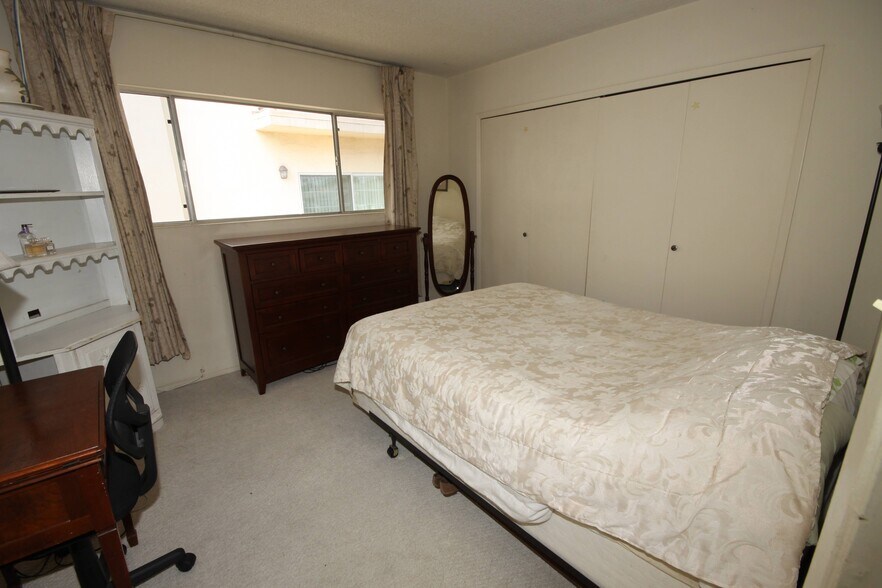 Middle BedRoom - 11061 Missouri Ave