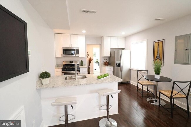 Building Photo - 702 71st Ave