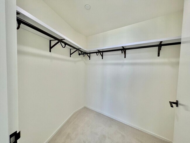 Building Photo - Well Maintained 1 Bed, 1 Bath, 1 parking i...