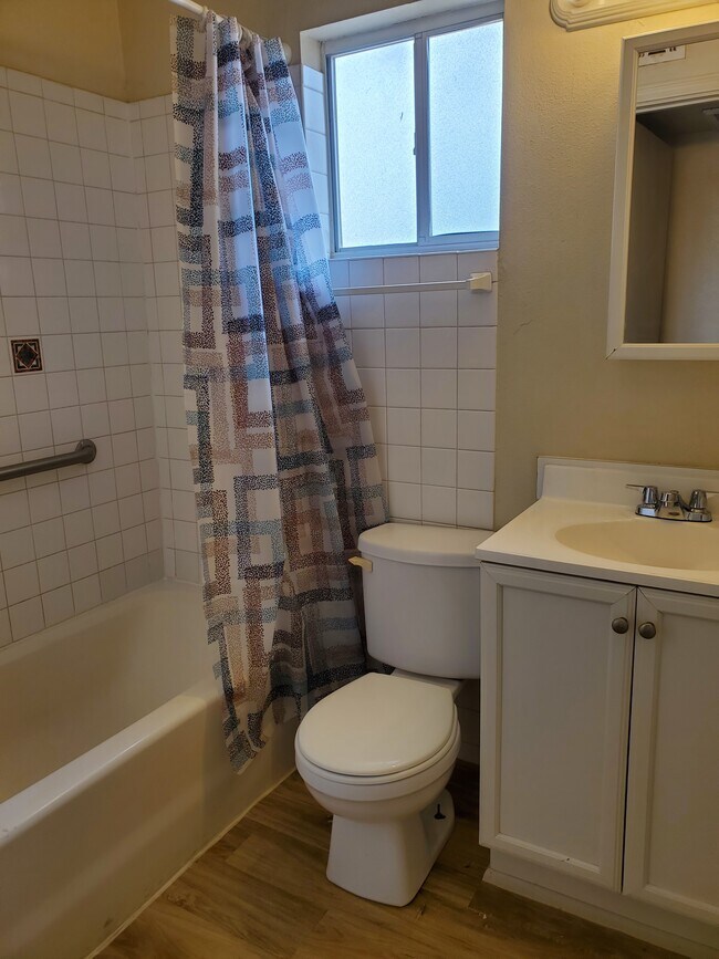 Bathroom - 2101 W H St