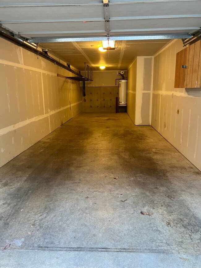 Building Photo - Townhome in Bremerton with beautiful view.