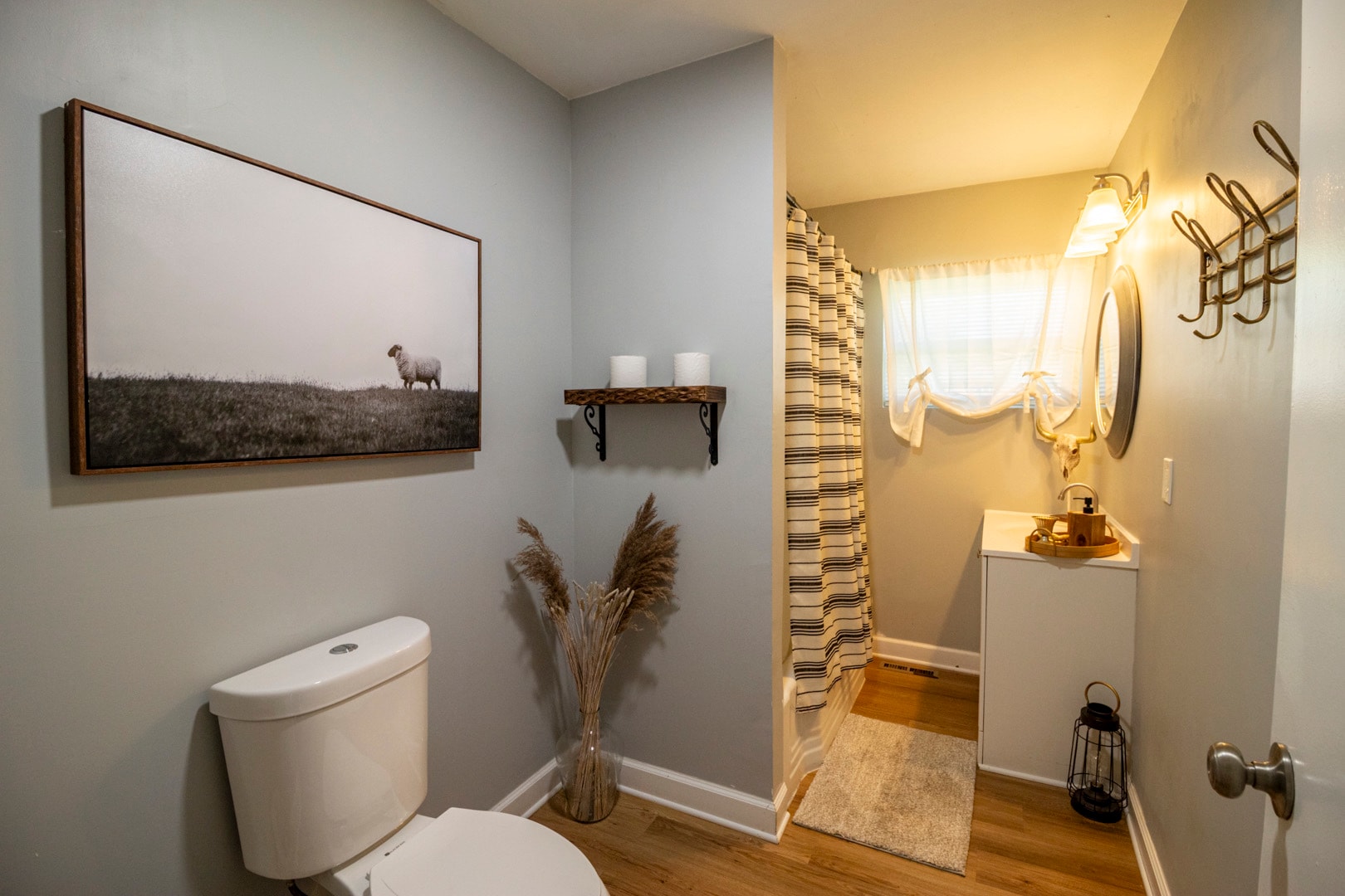Clean and modern bathroom with full tub/shower combo, updated vanity, and soft lighting. - 1117 Henrietta Dr