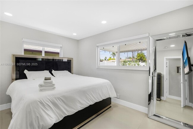 Building Photo - 1104 N 13th Terrace