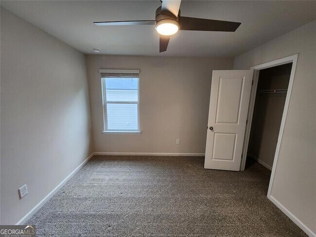 Building Photo - 235 Vly Oak Dr