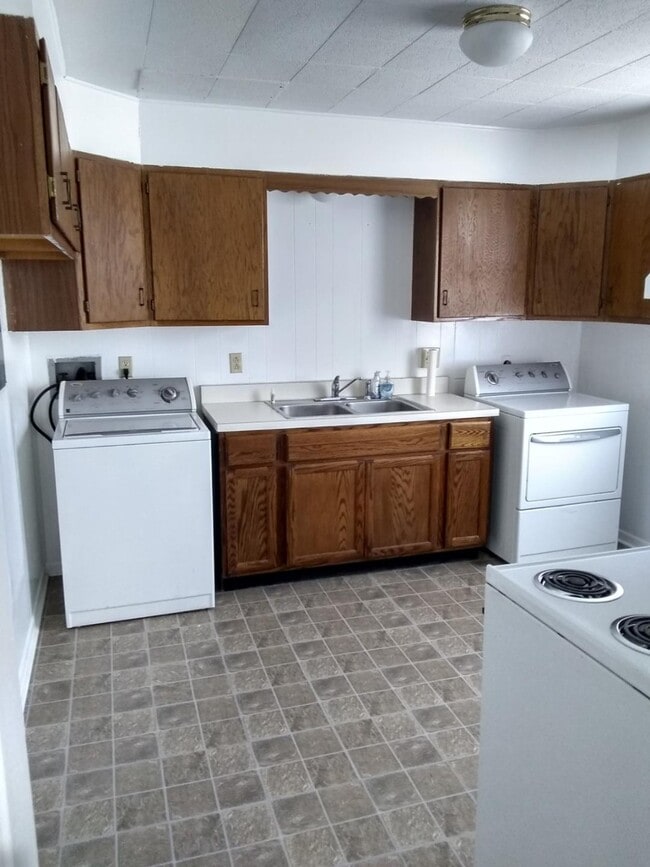 Building Photo - 2114 Oakridge Dr