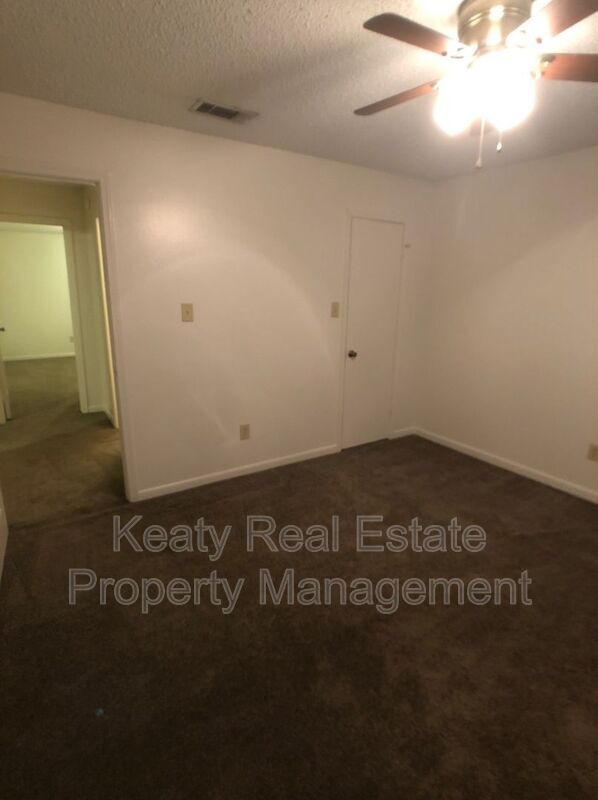 Building Photo - 102 Country Ln