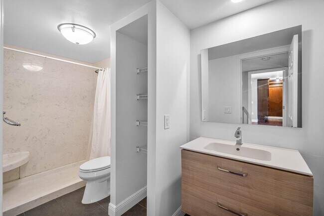 Building Photo - 624 6th Way