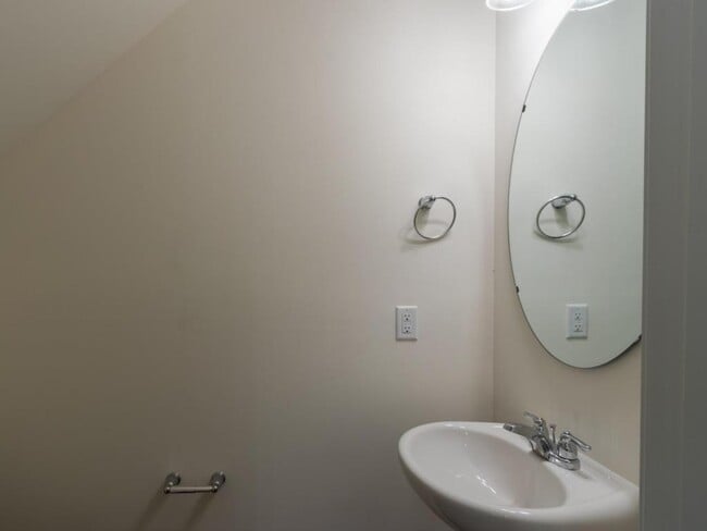 Building Photo - 1204 Grenshaw Dr