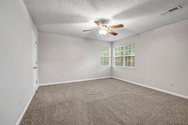 Building Photo - Charming 3 Bed, 2.5 Bath Home on a Quiet C...