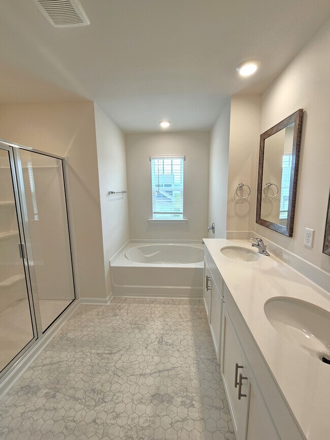 Building Photo - 942 Pineland Dr