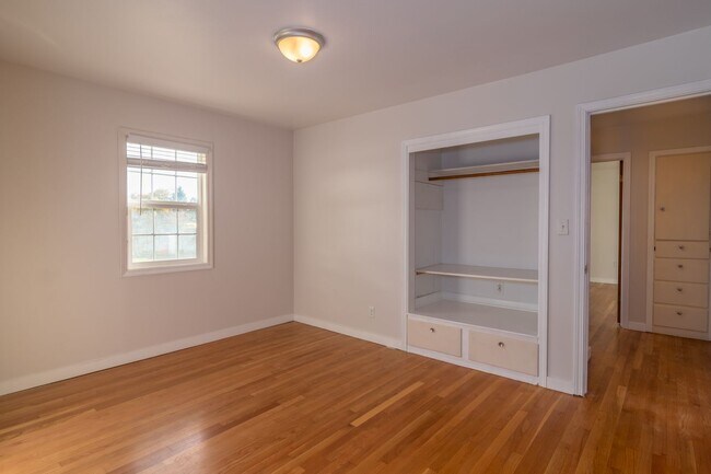 Building Photo - 5 Bed 2 Bath Home Available in Spokane Valley!