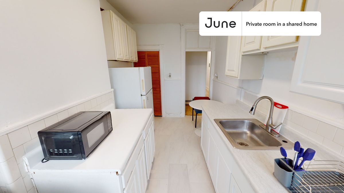 Building Photo - Room in Shared 4 bed/1 bath home