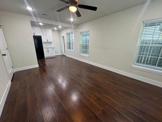 Building Photo - Near Bishop Arts District 2-bedroom, 1-bath duplex