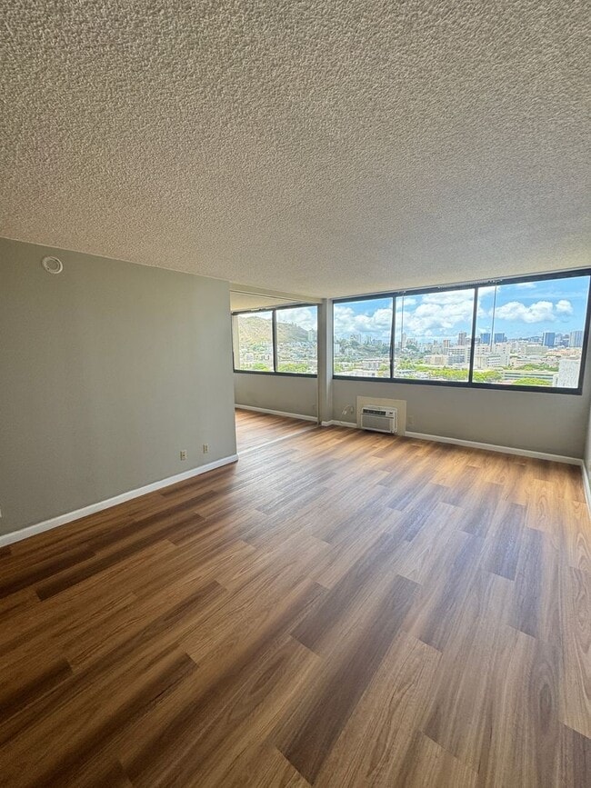 Building Photo - Updated 1 bed, 1 bath, 1 parking unit in K...