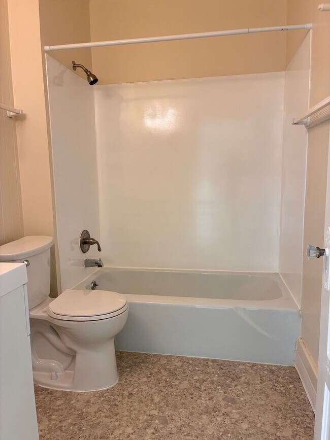 Building Photo - Winter Move-In Special!! Inner SE ::: RARE Opening, Vintage 1bd Near Belmont & Hawthorne!