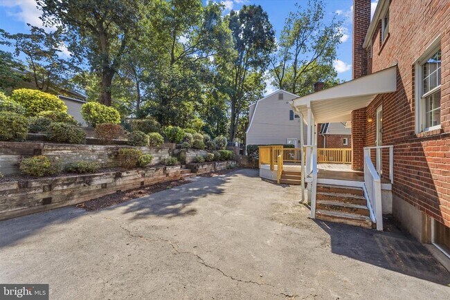 Building Photo - 9 N Greenbrier St