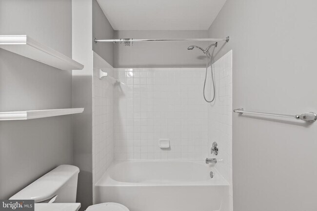 Building Photo - 1900 Lennox Dr