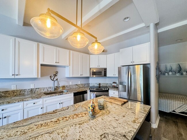 Building Photo - Beautiful Furnished 1 Bedroom, 1.5 Bath Condo with Harbor Views - Flexible Lease!