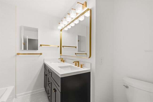 Building Photo - 1711 Chestnut Ave