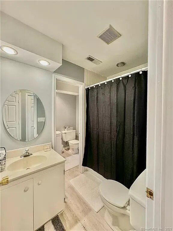 Second Floor full bathroom - 95 Country Pl