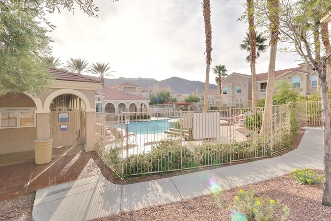 Building Photo - Upgraded Northwest 1 Bedroom Condo with At...
