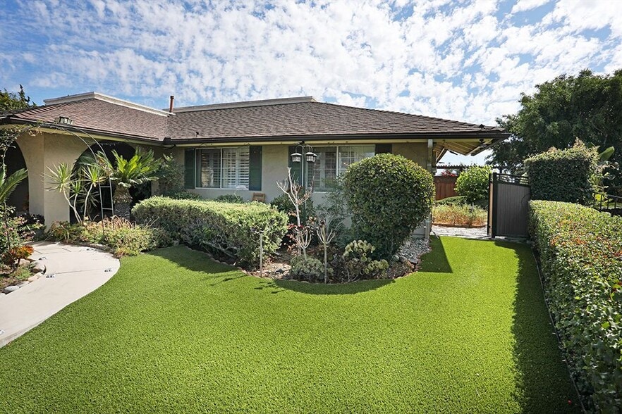 Building Photo - 1800 Yermo Pl