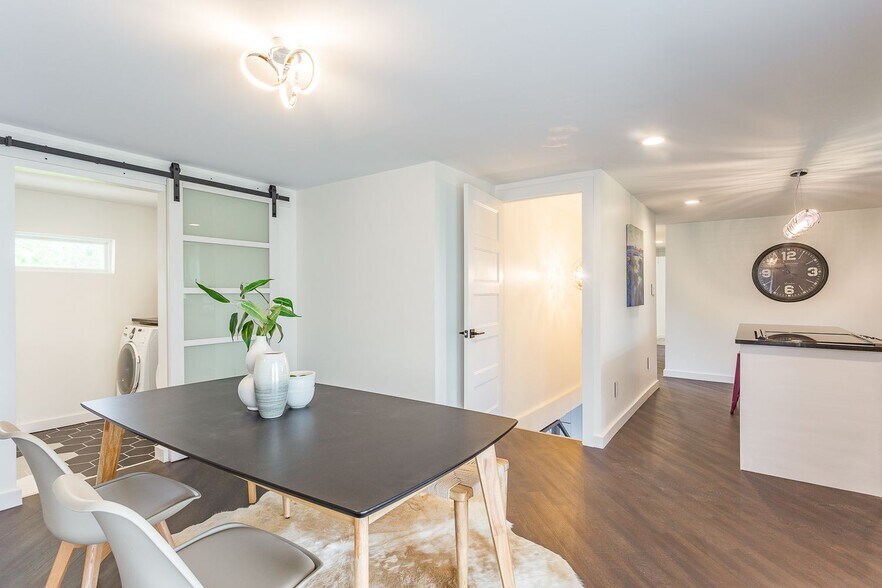 laundry/mud room off of dining room - 8011 Shallowford Rd