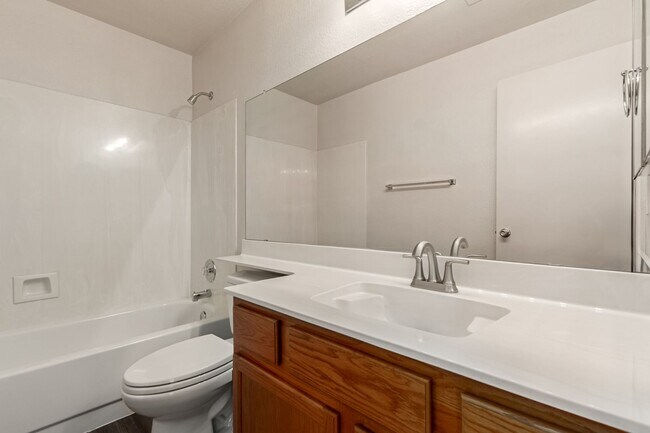 Building Photo - Beautiful Single-Level Home in Prime Locat...