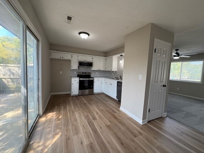 Building Photo - Beautifully Updated 2-Bedroom Duplex with ...