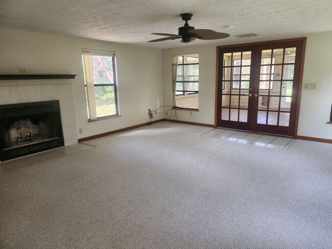 Building Photo - Country Living right off of Baymeadows Road