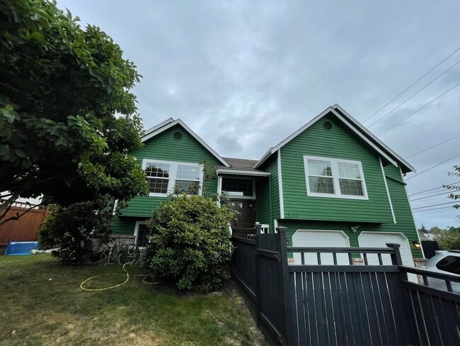 Primary Photo - Spacious Corner-Lot Home 4 bed 3 bath – Gr...