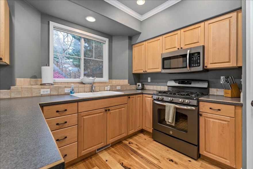 Building Photo - 1433 E Hays St