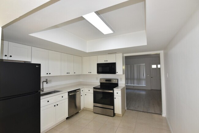 Building Photo - 2260 NE 5th Ave