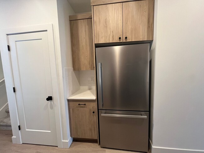 Building Photo - Modern 2-Bed, 1.5-Bath Condo with Custom K...