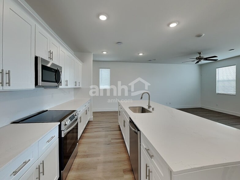 Building Photo - 11111 Magallanes St