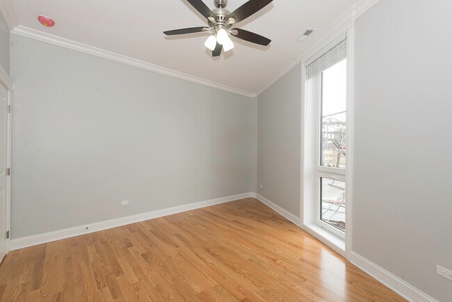 Building Photo - 520 N Western Ave