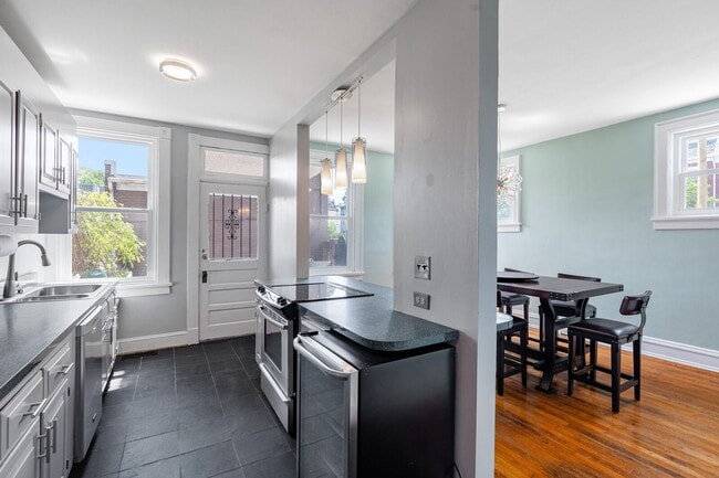 Building Photo - Classic Fan Rowhome for Lease