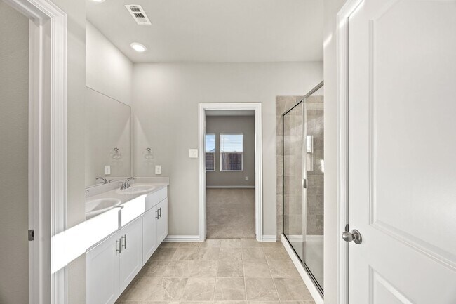 Building Photo - 607 Clover Crk Dr