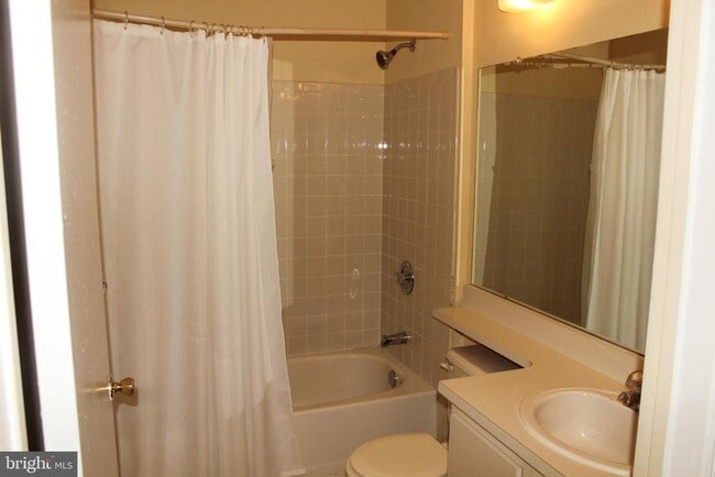Building Photo - 84 Cheverny Ct