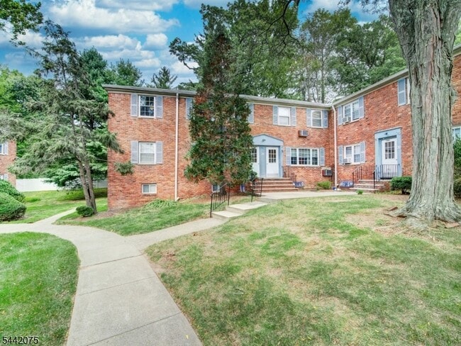 Building Photo - 28 Wedgewood Dr