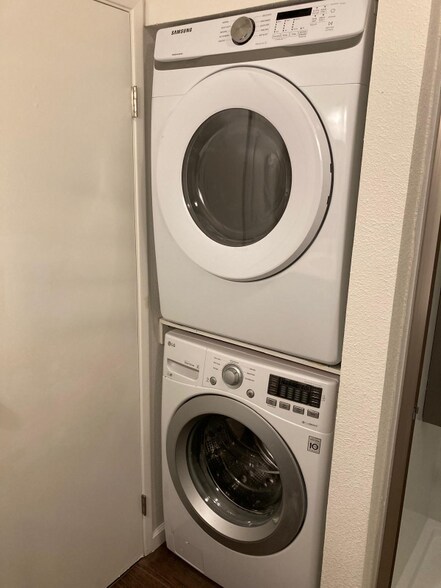 Building Photo - 166 Hackamore Ln